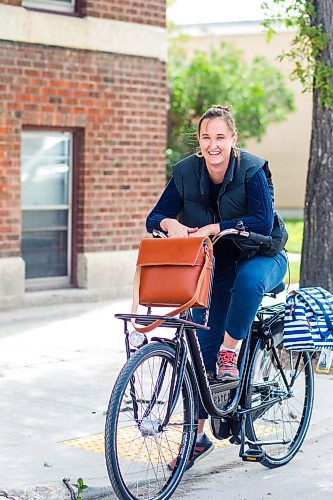 MIKAELA MACKENZIE / WINNIPEG FREE PRESS

Cyclist Leigh Anne Parry poses for a photo on Sherbrook Street in Winnipeg on Wednesday, Sept. 9, 2020. For JS story.
Winnipeg Free Press 2020.