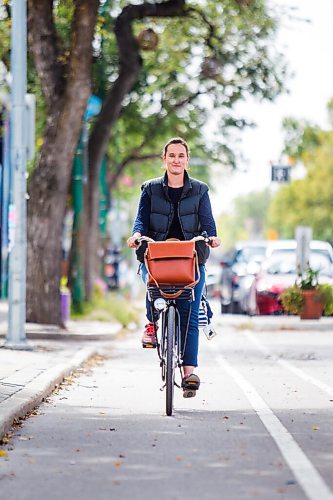 MIKAELA MACKENZIE / WINNIPEG FREE PRESS

Cyclist Leigh Anne Parry poses for a photo on Sherbrook Street in Winnipeg on Wednesday, Sept. 9, 2020. For JS story.
Winnipeg Free Press 2020.