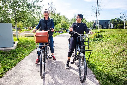 MIKAELA MACKENZIE / WINNIPEG FREE PRESS

Cyclist Leigh Anne Parry (left) shows reporter Julia-Simone Rutgers what she teaches in her workshops for women over 50 learning to ride bikes in Winnipeg on Wednesday, Sept. 9, 2020. For JS story.
Winnipeg Free Press 2020.