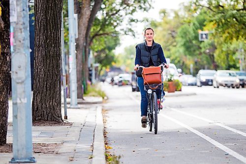 MIKAELA MACKENZIE / WINNIPEG FREE PRESS

Cyclist Leigh Anne Parry poses for a photo on Sherbrook Street in Winnipeg on Wednesday, Sept. 9, 2020. For JS story.
Winnipeg Free Press 2020.