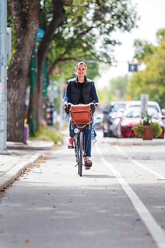 MIKAELA MACKENZIE / WINNIPEG FREE PRESS

Cyclist Leigh Anne Parry poses for a photo on Sherbrook Street in Winnipeg on Wednesday, Sept. 9, 2020. For JS story.
Winnipeg Free Press 2020.