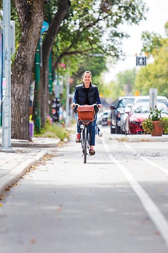 MIKAELA MACKENZIE / WINNIPEG FREE PRESS

Cyclist Leigh Anne Parry poses for a photo on Sherbrook Street in Winnipeg on Wednesday, Sept. 9, 2020. For JS story.
Winnipeg Free Press 2020.