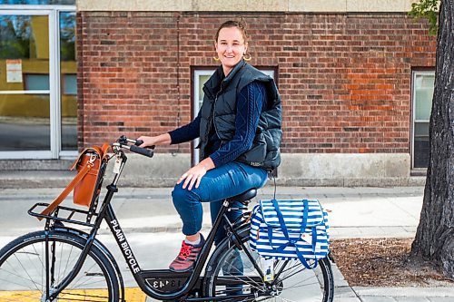 MIKAELA MACKENZIE / WINNIPEG FREE PRESS

Cyclist Leigh Anne Parry poses for a photo on Sherbrook Street in Winnipeg on Wednesday, Sept. 9, 2020. For JS story.
Winnipeg Free Press 2020.