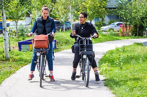 MIKAELA MACKENZIE / WINNIPEG FREE PRESS

Cyclist Leigh Anne Parry (left) shows reporter Julia-Simone Rutgers what she teaches in her workshops for women over 50 learning to ride bikes in Winnipeg on Wednesday, Sept. 9, 2020. For JS story.
Winnipeg Free Press 2020.