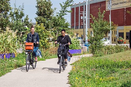 MIKAELA MACKENZIE / WINNIPEG FREE PRESS

Cyclist Leigh Anne Parry (left) shows reporter Julia-Simone Rutgers what she teaches in her workshops for women over 50 learning to ride bikes in Winnipeg on Wednesday, Sept. 9, 2020. For JS story.
Winnipeg Free Press 2020.