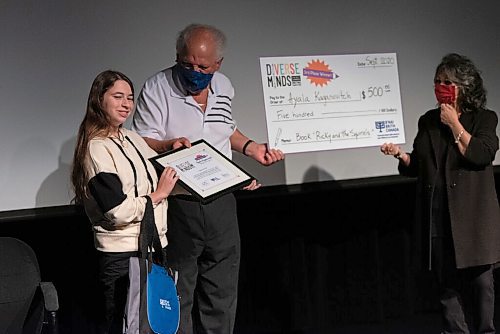 JESSE BOILY  / WINNIPEG FREE PRESS
Ayala Kaganovitch, author of Ricky and the Squirrels, accepts her third place award at the Diverse Minds creative writing competitions award ceremony at the Asper Jewish Community Center on Wednesday. Wednesday, Sept. 9, 2020.
Reporter: Malak Abas