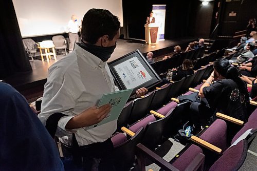 JESSE BOILY  / WINNIPEG FREE PRESS
Sam Mercier returns to his seat after winning the competition  at the Diverse Minds creative writing competitions award ceremony at the Asper Jewish Community Center on Wednesday. Wednesday, Sept. 9, 2020.
Reporter: Malak Abas