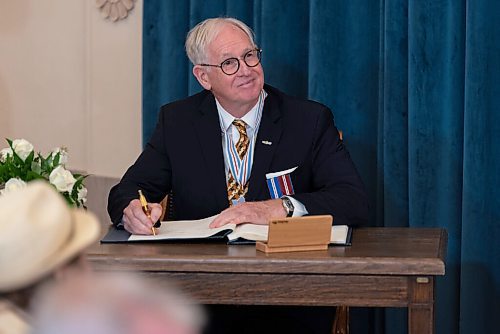 JESSE BOILY  / WINNIPEG FREE PRESS
Stuart Murray receives his Order of Manitoba at the investiture ceremony in the Legislative building on Thursday. Twelve Manitobans were inducted into the Order of Manitoba, the provinces highest honour.  Thursday, Sept. 10, 2020.
Reporter: Standup