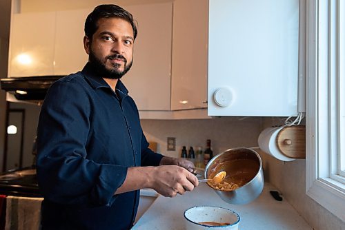 JESSE BOILY  / WINNIPEG FREE PRESS
Ashish Selvanathan, owner of Cheeky Foods, serves up some of his butter chicken at his mothers kitchen on Friday. Friday, Sept. 11, 2020.
Reporter: Dave Sanderson