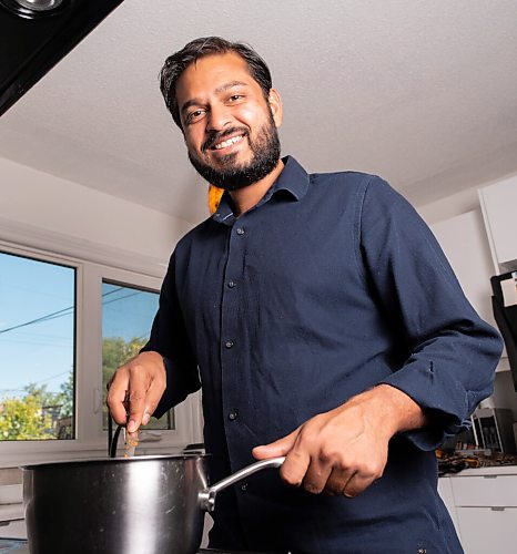 JESSE BOILY  / WINNIPEG FREE PRESS
Ashish Selvanathan, owner of Cheeky Foods, prepares some of his butter chicken at his mothers kitchen on Friday. Friday, Sept. 11, 2020.
Reporter: Dave Sanderson