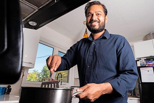 JESSE BOILY  / WINNIPEG FREE PRESS
Ashish Selvanathan, owner of Cheeky Foods, prepares some of his butter chicken at his mothers kitchen on Friday. Friday, Sept. 11, 2020.
Reporter: Dave Sanderson