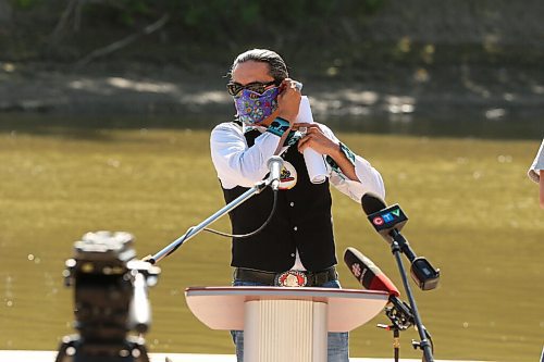 SHANNON VANRAES / WINNIPEG FREE PRESS
Chief Arlen Dumas, Grand Chief of the Assembly of Manitoba Chiefs, speaks about the status of Lake Winnipeg fish stocks during a press conference behind the Manitoba Legislature on September 11, 2020.
