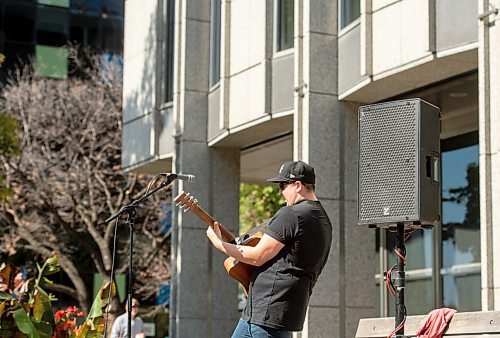 Mike Sudoma / Winnipeg Free Press
Local musician Gary Gach  performs for a small audience along Broadway during Minifest Saturday afternoon
September 12, 2020