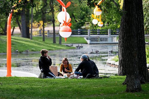 JOHN WOODS / WINNIPEG FREE PRESS
A family enjoys a picnic dinner in Kildonan Park before the Pot of Gold Benefit Concert at Rainbow Stage in Winnipeg Sunday, September 13, 2020. 

Reporter: Malak