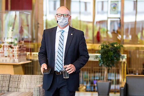 MIKAELA MACKENZIE / WINNIPEG FREE PRESS

Councillor Scott Gillingham speaks to reporters at City Hall in Winnipeg on Tuesday, Sept. 15, 2020.  For Joyanne Pursaga story.
Winnipeg Free Press 2020.