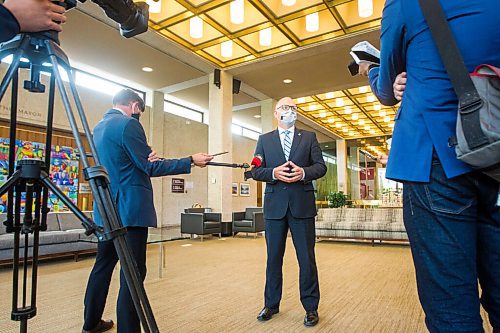 MIKAELA MACKENZIE / WINNIPEG FREE PRESS

Councillor Scott Gillingham speaks to reporters at City Hall in Winnipeg on Tuesday, Sept. 15, 2020.  For Joyanne Pursaga story.
Winnipeg Free Press 2020.