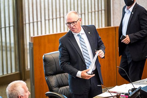 MIKAELA MACKENZIE / WINNIPEG FREE PRESS

Councillor Scott Gillingham leaves for a lunch break at a council meeting at City Hall in Winnipeg on Tuesday, Sept. 15, 2020.  For Joyanne Pursaga story.
Winnipeg Free Press 2020.