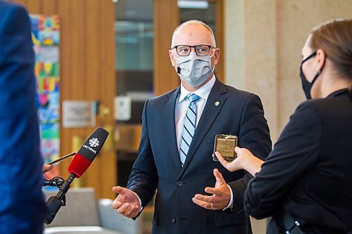 MIKAELA MACKENZIE / WINNIPEG FREE PRESS

Councillor Scott Gillingham speaks to reporters at City Hall in Winnipeg on Tuesday, Sept. 15, 2020.  For Joyanne Pursaga story.
Winnipeg Free Press 2020.