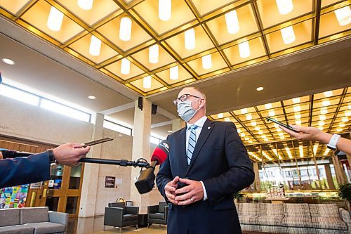 MIKAELA MACKENZIE / WINNIPEG FREE PRESS

Councillor Scott Gillingham speaks to reporters at City Hall in Winnipeg on Tuesday, Sept. 15, 2020.  For Joyanne Pursaga story.
Winnipeg Free Press 2020.