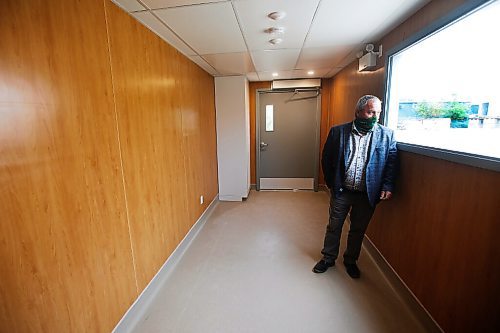 JOHN WOODS / WINNIPEG FREE PRESS
Roger Stearns, General Superintendent for PCL Constructors, looks out the window of a new senior visitation pods which were unveiled by the province at PCL in Winnipeg Tuesday, September 15, 2020. The province contracted PCL to build 90 pods for senior centres which will allow families to visit during COVID-19 restrictions.

Reporter: Sanders