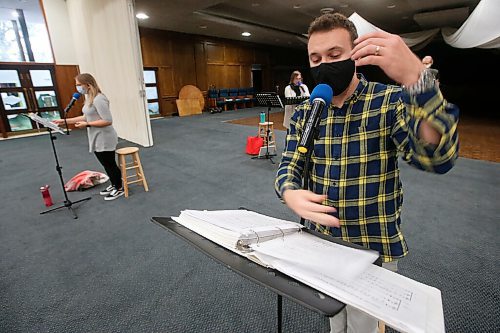 JOHN WOODS / WINNIPEG FREE PRESS
Justin Odwak leads the choir during rehearsal for upcoming Rosh Hashanah services at Shaarey Zedek Synagogue in Winnipeg Wednesday, September 16, 2020. Services will be on-line

Reporter: Suderman