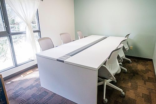 MIKAELA MACKENZIE / WINNIPEG FREE PRESS

A board room at the 130 Scott Street location of Launch Coworking in Winnipeg on Thursday, Sept. 17, 2020.  For Ben Waldman story.

Winnipeg Free Press 2020