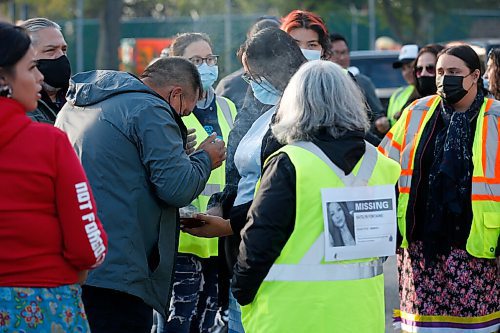 JOHN WOODS / WINNIPEG FREE PRESS
Family and friends gather for a search for Katelyn Fontaine along Main St in Winnipeg Thursday, September 17, 2020. Fontaine was last in contact with family on September 3.

Reporter: ?