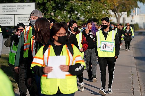 JOHN WOODS / WINNIPEG FREE PRESS
Family and friends search for Katelyn Fontaine along Main St in Winnipeg Thursday, September 17, 2020. Fontaine was last in contact with family on September 3.

Reporter: ?