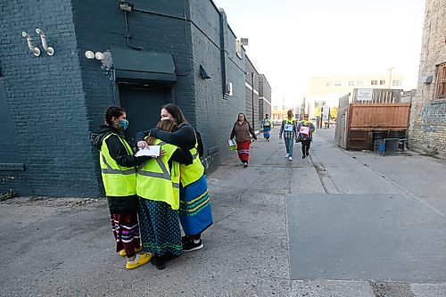 JOHN WOODS / WINNIPEG FREE PRESS
Family and friends comfort each other after searching in a garbage bin for Katelyn Fontaine along Main St in Winnipeg Thursday, September 17, 2020. Fontaine was last in contact with family on September 3.

Reporter: ?