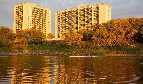 MIKE DEAL / WINNIPEG FREE PRESS
High performance rowers out on the Red River early Friday morning.
See Melissa Martin story
200918 - Friday, September 18, 2020.