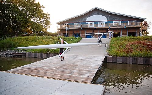 MIKE DEAL / WINNIPEG FREE PRESS
High performance rowers take their sculls down to the Red River for an early morning session on Friday.
See Melissa Martin story
200918 - Friday, September 18, 2020.