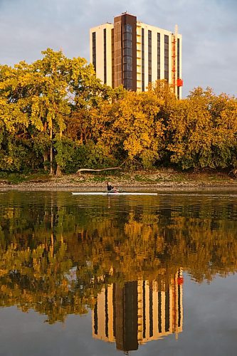 MIKE DEAL / WINNIPEG FREE PRESS
High performance rowers out on the Red River early Friday morning.
See Melissa Martin story
200918 - Friday, September 18, 2020.