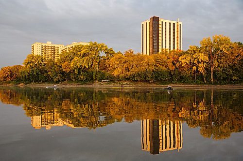 MIKE DEAL / WINNIPEG FREE PRESS
High performance rowers out on the Red River early Friday morning.
See Melissa Martin story
200918 - Friday, September 18, 2020.