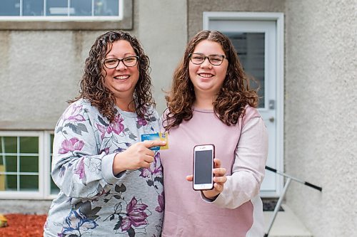 MIKAELA MACKENZIE / WINNIPEG FREE PRESS

Sarah Stoecklin-Falk and her 14-year-old daughter, Rogan Stoecklin, pose for a photo in Stony Mountain on Friday, Sept. 18, 2020.  Both often use tap (either on their phones or with cards) to pay for goods. For Joel Schlesinger story.

Winnipeg Free Press 2020