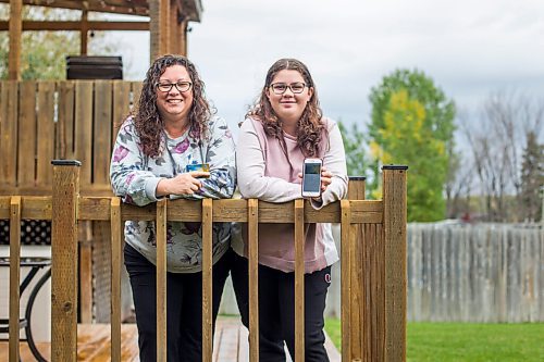 MIKAELA MACKENZIE / WINNIPEG FREE PRESS

Sarah Stoecklin-Falk and her 14-year-old daughter, Rogan Stoecklin, pose for a photo in Stony Mountain on Friday, Sept. 18, 2020.  Both often use tap (either on their phones or with cards) to pay for goods. For Joel Schlesinger story.

Winnipeg Free Press 2020