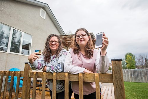 MIKAELA MACKENZIE / WINNIPEG FREE PRESS

Sarah Stoecklin-Falk and her 14-year-old daughter, Rogan Stoecklin, pose for a photo in Stony Mountain on Friday, Sept. 18, 2020.  Both often use tap (either on their phones or with cards) to pay for goods. For Joel Schlesinger story.

Winnipeg Free Press 2020