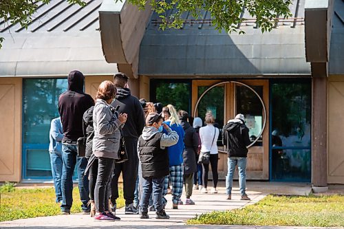 Mike Sudoma / Winnipeg Free Press
A young boy grabs his head as he stands behind a line of people await CoVid 19 testing outside the doors of Thunderbird House in downtown Winnipeg Friday afternoon
September 18, 2020