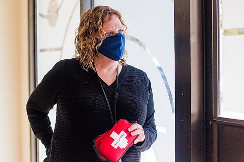 MIKAELA MACKENZIE / WINNIPEG FREE PRESS

Tammy Reimer poses for a portrait with naloxone kits at Nine Circles in Winnipeg on Friday, Sept. 18, 2020.  For Katie May story.

Winnipeg Free Press 2020