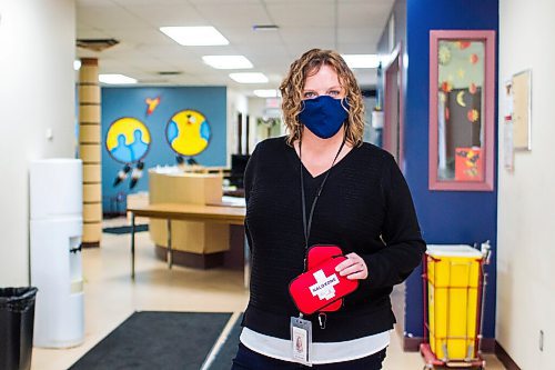 MIKAELA MACKENZIE / WINNIPEG FREE PRESS

Tammy Reimer poses for a portrait with naloxone kits at Nine Circles in Winnipeg on Friday, Sept. 18, 2020.  For Katie May story.

Winnipeg Free Press 2020