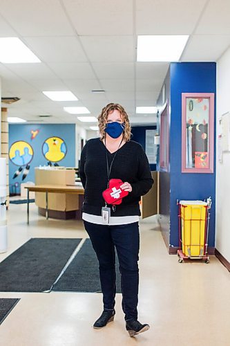 MIKAELA MACKENZIE / WINNIPEG FREE PRESS

Tammy Reimer poses for a portrait with naloxone kits at Nine Circles in Winnipeg on Friday, Sept. 18, 2020.  For Katie May story.

Winnipeg Free Press 2020