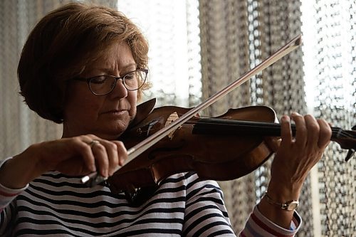 Mike Sudoma / Winnipeg Free Press
Winnipeg Symphony Orchestra concertmaster, Gwen Hoebig, practices in the atrium of the Centennial Concert Hall Friday afternoon as she gets ready for the WSO season opener October 2nd, a performance in which shell be headlining.
September 18, 2020