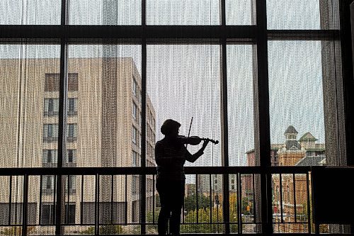Mike Sudoma / Winnipeg Free Press
Winnipeg Symphony Orchestra concertmaster, Gwen Hoebig, practices in the atrium of the Centennial Concert Hall Friday afternoon as she gets ready for the WSO season opener October 2nd, a performance in which shell be headlining.
September 18, 2020