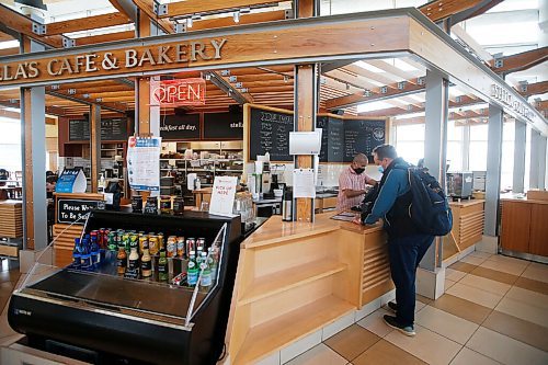 JOHN WOODS / WINNIPEG FREE PRESS
Emerson Bader orders his meal at Stellas airport location before boarding his flight in Winnipeg Sunday, September 20, 2020. Stellas is planning to close its airport location due to decreased revenue.

Reporter: Simone-Rutgers