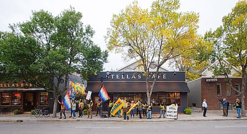 MIKE DEAL / WINNIPEG FREE PRESS
Workers at the Stellas restaurant on Sherbrook Street wave union flags as they picket in front of the restaurant early Monday morning.
In a news release, UFCW Local 832 president Jeff Traeger said the dispute stems from allegations of a hostile workplace that were made in 2018.
200921 - Monday, September 21, 2020.