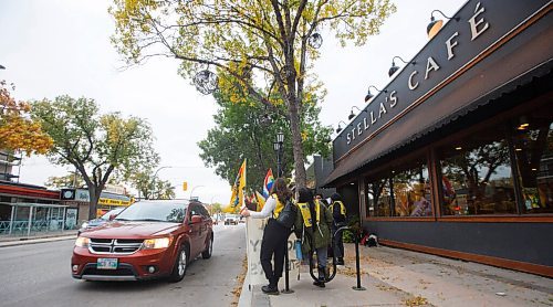 MIKE DEAL / WINNIPEG FREE PRESS
Workers at the Stellas restaurant on Sherbrook Street wave union flags as they picket in front of the restaurant early Monday morning.
In a news release, UFCW Local 832 president Jeff Traeger said the dispute stems from allegations of a hostile workplace that were made in 2018.
200921 - Monday, September 21, 2020.