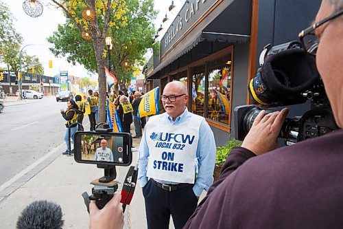 MIKE DEAL / WINNIPEG FREE PRESS
Workers at the Stellas restaurant on Sherbrook Street wave union flags as they picket in front of the restaurant early Monday morning.
UFCW Local 832 president Jeff Traeger (centre) said the dispute stems from allegations of a hostile workplace that were made in 2018.
200921 - Monday, September 21, 2020.