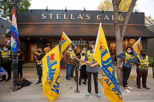 MIKE DEAL / WINNIPEG FREE PRESS
Workers at the Stellas restaurant on Sherbrook Street wave union flags as they picket in front of the restaurant early Monday morning.
In a news release, UFCW Local 832 president Jeff Traeger said the dispute stems from allegations of a hostile workplace that were made in 2018.
200921 - Monday, September 21, 2020.