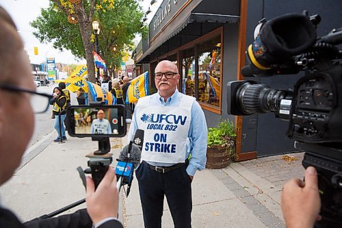 MIKE DEAL / WINNIPEG FREE PRESS
Workers at the Stellas restaurant on Sherbrook Street wave union flags as they picket in front of the restaurant early Monday morning.
UFCW Local 832 president Jeff Traeger (centre) said the dispute stems from allegations of a hostile workplace that were made in 2018.
200921 - Monday, September 21, 2020.