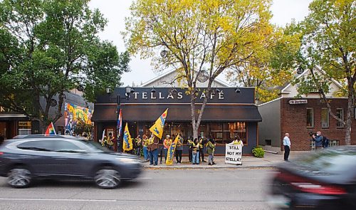 MIKE DEAL / WINNIPEG FREE PRESS
Workers at the Stellas restaurant on Sherbrook Street wave union flags as they picket in front of the restaurant early Monday morning.
In a news release, UFCW Local 832 president Jeff Traeger said the dispute stems from allegations of a hostile workplace that were made in 2018.
200921 - Monday, September 21, 2020.