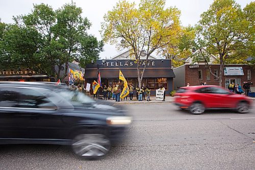 MIKE DEAL / WINNIPEG FREE PRESS
Workers at the Stellas restaurant on Sherbrook Street wave union flags as they picket in front of the restaurant early Monday morning.
In a news release, UFCW Local 832 president Jeff Traeger said the dispute stems from allegations of a hostile workplace that were made in 2018.
200921 - Monday, September 21, 2020.